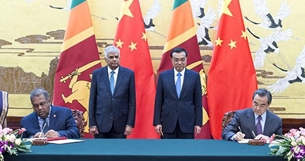 李克強総理、スリランカのウィクラマシンハ首相と共に両国間協力文書の調印に立ち会った