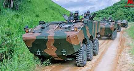 ブラジル陸軍の訓練　中国産装甲車が目を引く