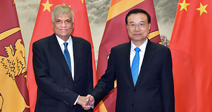 李克強総理がスリランカのウィクラマシンハ首相と会談した際、伝統的な友誼を強固にして実務協力を拡大し、中国とスリランカの戦略協力パートナーシップを新たな階段に引き上げるのを推進すると強調