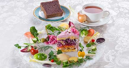 大食いに朗報、日本の健康的なサラダケーキ