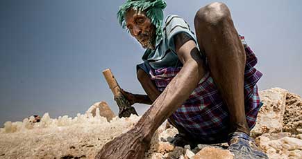 世界一過酷な仕事　「地獄の門」の塩採掘作業員