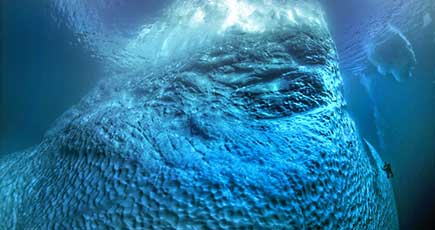 写真家が30メートルの深海で氷山を撮影　壮観！