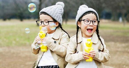 日本の4歳双子姉妹　ネットで「可愛すぎる」と人気