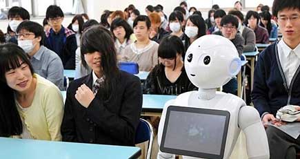 日本の人型ロボット ペッパーが高校に入学　人間と一緒に学習