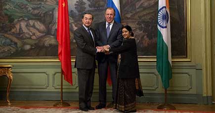 王毅外交部長、中国、ロシア、インドの大いなる協力と交流の局面を推進すると述べ