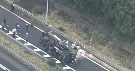 日本の地震救援の自衛隊車両が横転