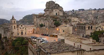 イタリアの9000年の歴史ある洞窟住居　今も人が生活