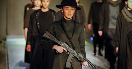 カザフスタンのファッションショー　モデルが「ライフル」を持って登場