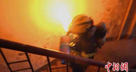 民家のガスボンベが自然発火　消防隊員がボンベを抱き抱え運搬、屋外で消火