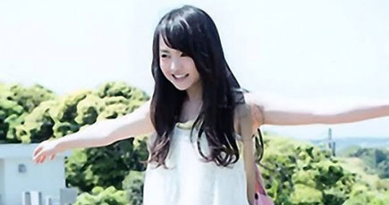 日本少女アイドルのピュアな笑顔　まるで太陽のように