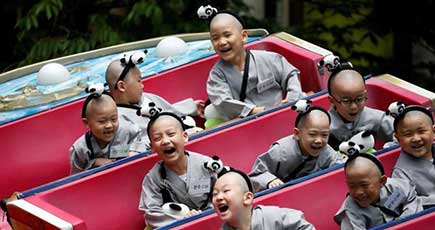 韓国の「小さな和尚さん」が遊園地で遊ぶ　パンダの髪飾りが可愛い