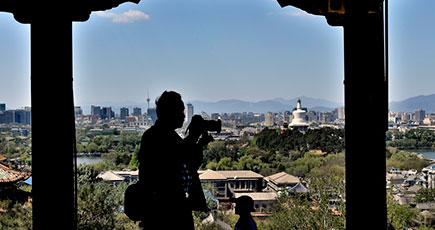 北京観光：景山公園にある小山の頂上から見下ろした風景