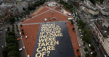 スイスに世界最大のポスターが登場　面積8000平方メートル重さ7トン
