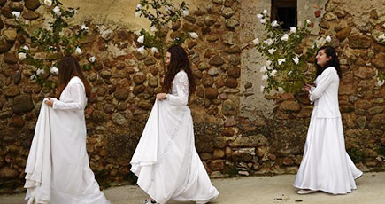 スペインで白いドレス姿の少女が花を持って行進　春の到来を祝福
