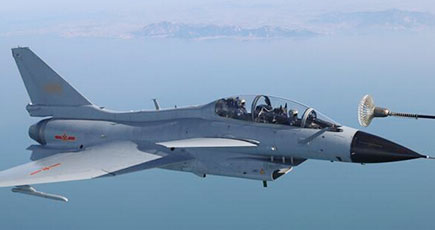 北部戦区空軍、J-10戦闘機の空中給油訓練を実施