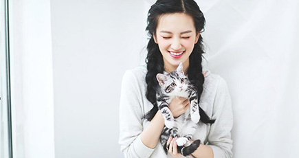 女優黄灿灿、「少女と猫」をテーマとする写真を発表