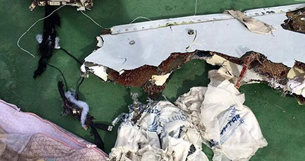 エジプト航空の行方不明の飛行機の残骸と乗客の遺物