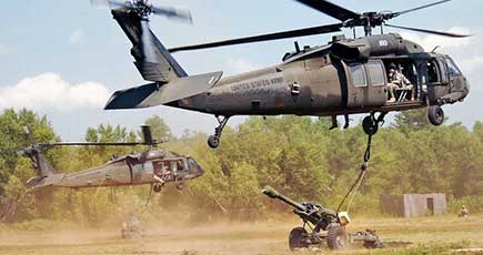 中米軍用ヘリ　吊り下げ運搬技術を対決