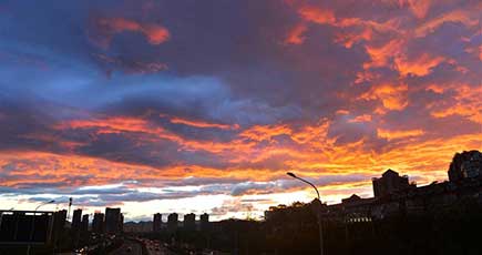 雨の祝福　北京の美しすぎる夕焼け