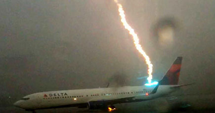 飛行機に雷が落ちた恐ろしい瞬間