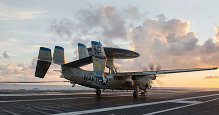 米海軍トップ、南中国海上空を飛行