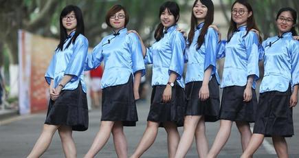 南京の大学生が象牙の塔に別れを告げる　卒業写真で思い出作り