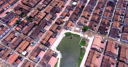 閩南の「水上の古き村」を空撮　水に囲まれた古い建築群