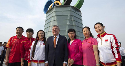 ＩＣＯのバッハ会長が五輪エンブレムを刻んだオリンピックタワー落成式に出席