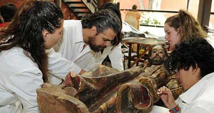メキシコ考古学者、イエス像から300年前の文物を発見