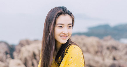 新人女優呉倩の写真　真っ白な服で純粋無垢な笑顔