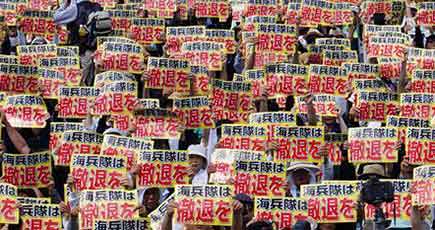 日本の沖縄で数万人が集会、日本駐在米軍の残虐の暴行に抗議