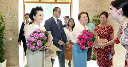 彭麗媛夫人はウズベキスタンのカリモヴァ大統領夫人とともにタシケント孔子学院を参観