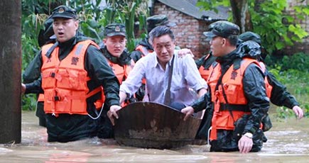 洪水災害での希望の星―安徽省での将兵の救援活動を記録