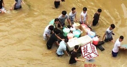 武漢の男子大学生、豪雨のなか女子学生に食事を届ける