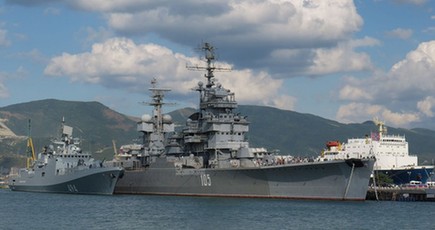 ロシア唯一の軽巡洋艦、解放軍を迎える