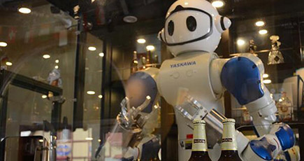 ビールを注いでくれるロボット、青島に登場
