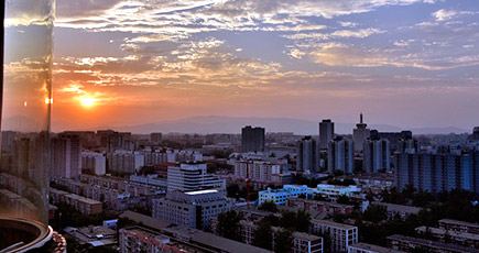 ビルの２６階から見た真夏にある北京の空の美しい夕焼け