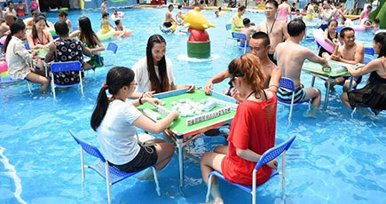 重慶市民、暑気を取り除くために水の中に麻雀をやる