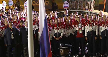 ロシア代表団が国旗掲揚式が行い