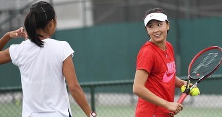 中国の女子テニスチームが試合前の訓練を開始