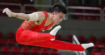 中国の体操男子チームが競技場に入る