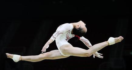 中国の体操女子チームがオリンピック体育館で訓練を行う
