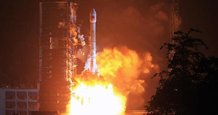 中国、初のモバイル通信衛星打ち上げ成功