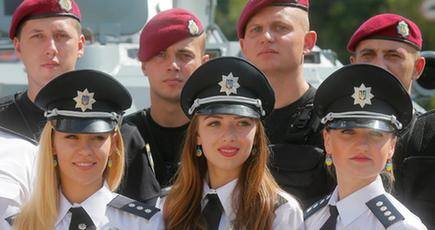 ウクライナ「警察の日」　美人警官が注目集める
