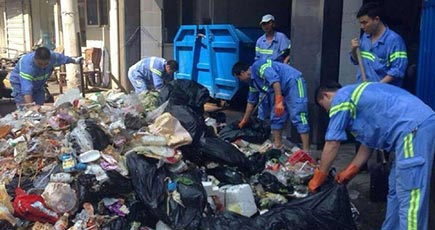 上海の清掃員、5トンのゴミをひっくり返し観光客の携帯電話探す