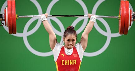 重量挙げ女子63キロ級、中国の鄧薇選手が2つの世界記録を破って優勝