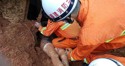 台湾観光団バスが土砂くずれに巻き込まれ1人死亡　福建省竜岩市