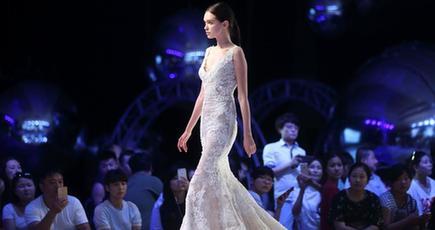 南京でウエディングドレスショー　美しい外国人モデルが登場