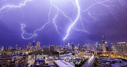 震撼！稲妻が都市の上に現れる写真