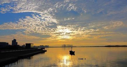 初秋の青島市海岸に美しい朝焼けが出現